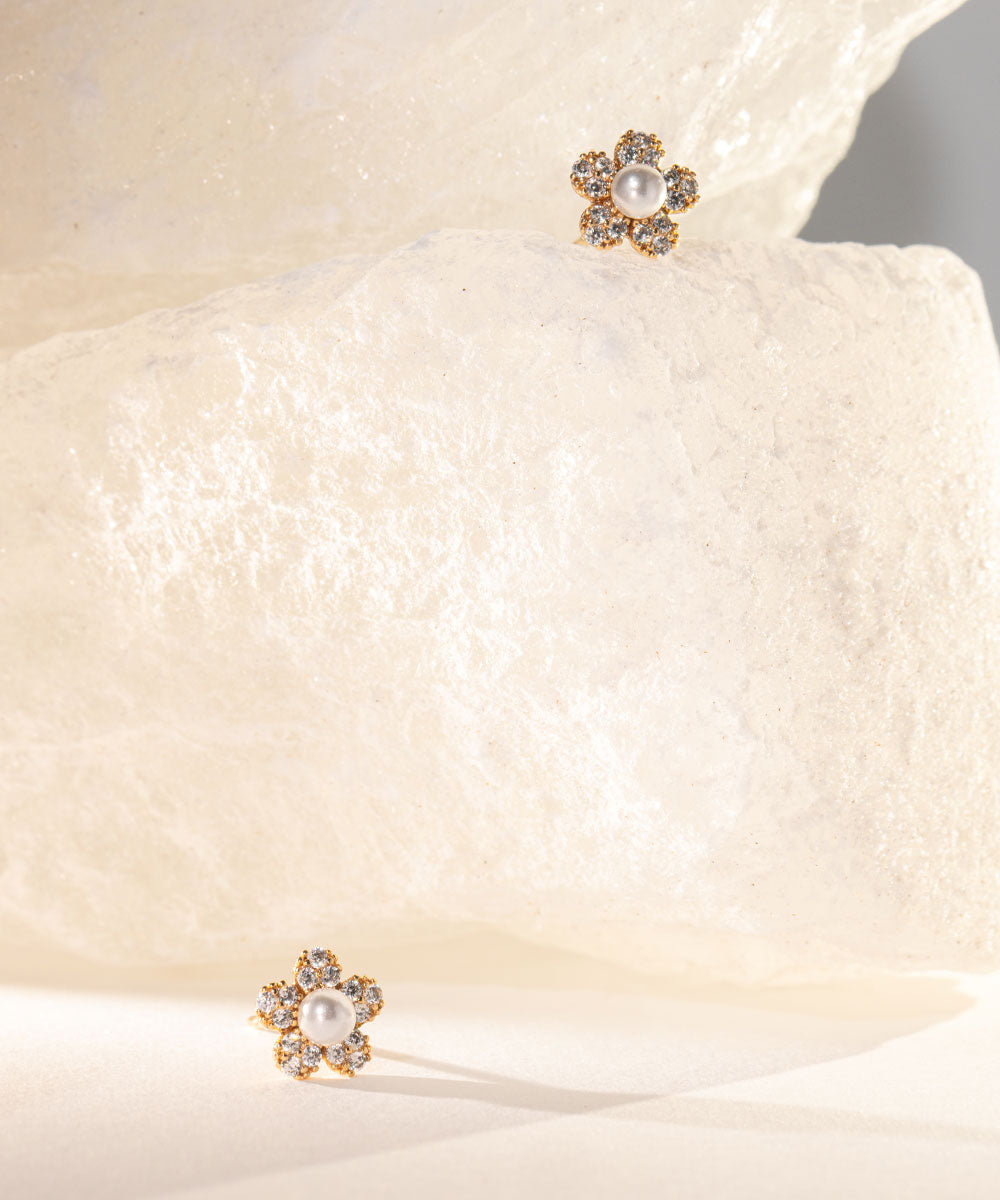 Aretes Mini Flor Perla Rosé | acero inoxidable | baño de oro rosa 18k | Mellany Joyas